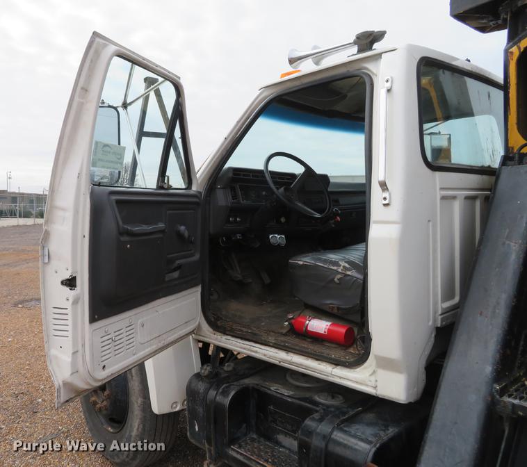 image for item DG3898 1992 Ford F700 flatbed truck with crane