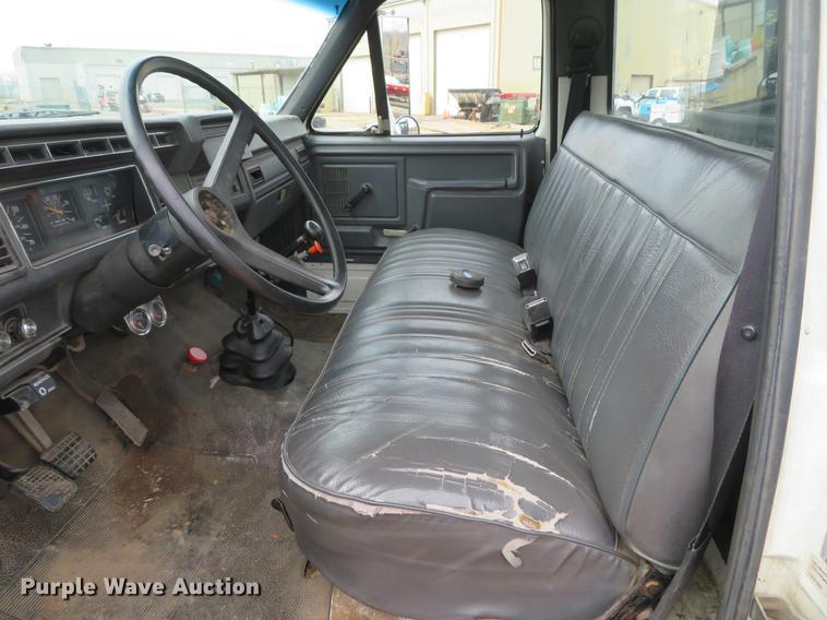 image for item DG3898 1992 Ford F700 flatbed truck with crane