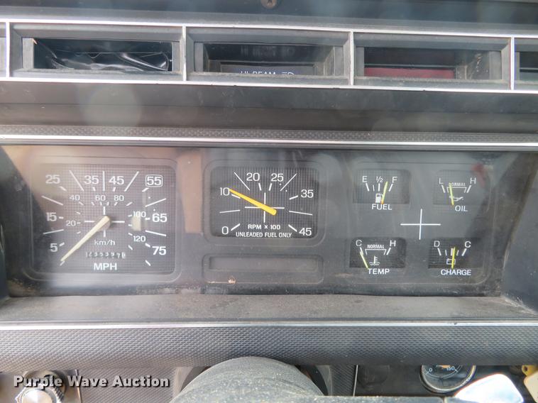 image for item DG3898 1992 Ford F700 flatbed truck with crane