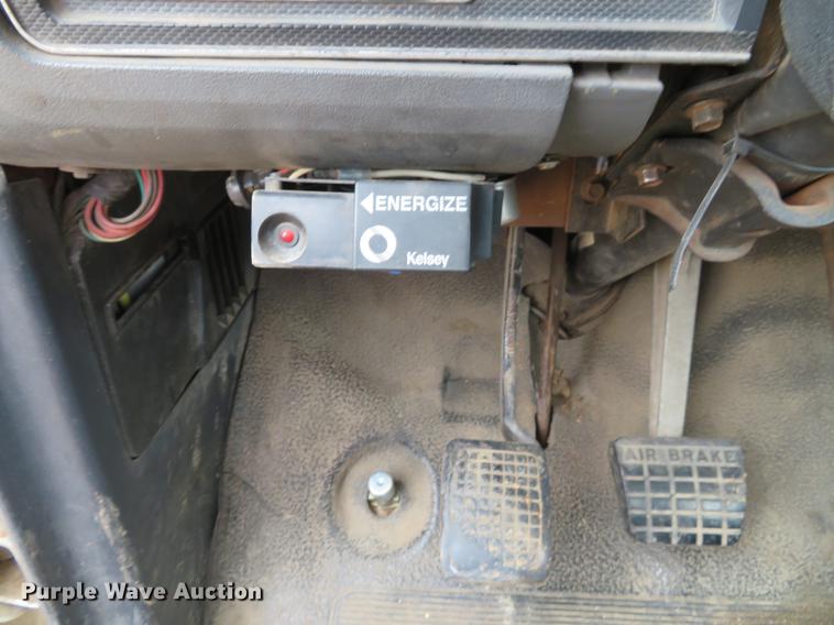 image for item DG3898 1992 Ford F700 flatbed truck with crane