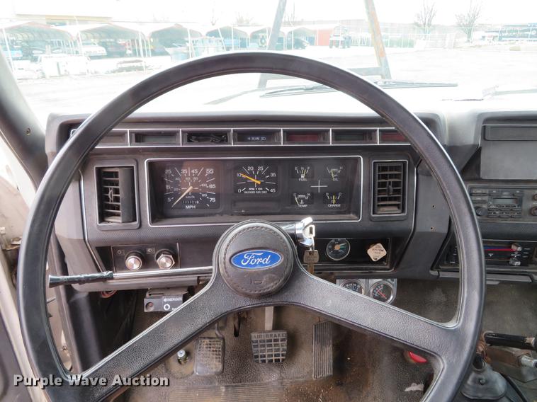 image for item DG3898 1992 Ford F700 flatbed truck with crane