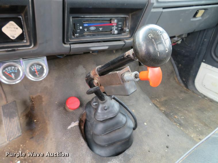 image for item DG3898 1992 Ford F700 flatbed truck with crane