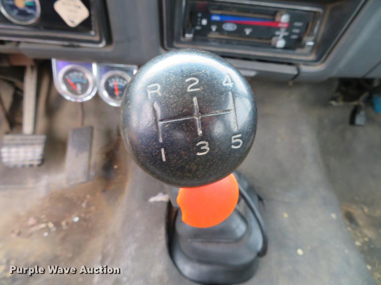 image for item DG3898 1992 Ford F700 flatbed truck with crane