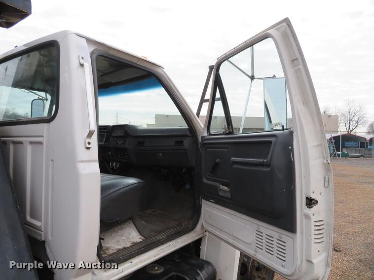 image for item DG3898 1992 Ford F700 flatbed truck with crane