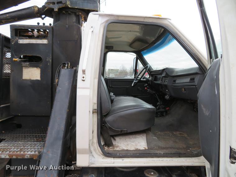 image for item DG3898 1992 Ford F700 flatbed truck with crane