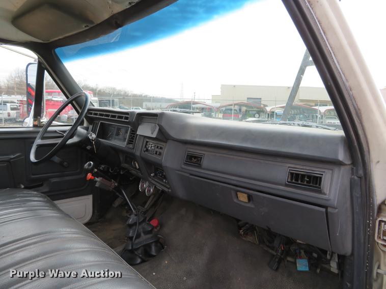 image for item DG3898 1992 Ford F700 flatbed truck with crane