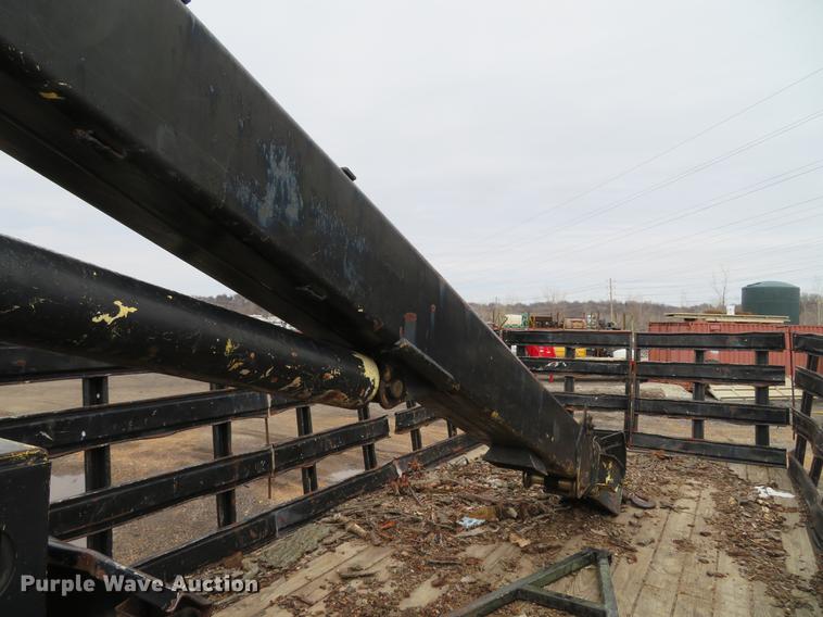 image for item DG3898 1992 Ford F700 flatbed truck with crane