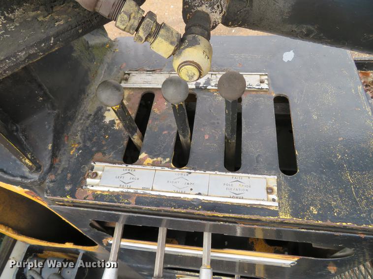 image for item DG3898 1992 Ford F700 flatbed truck with crane