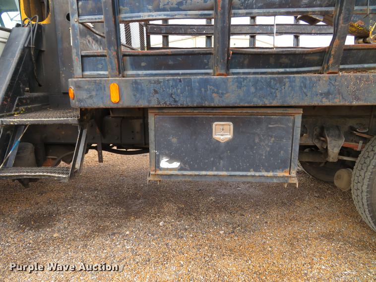 image for item DG3898 1992 Ford F700 flatbed truck with crane