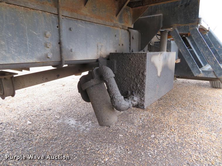 image for item DG3898 1992 Ford F700 flatbed truck with crane