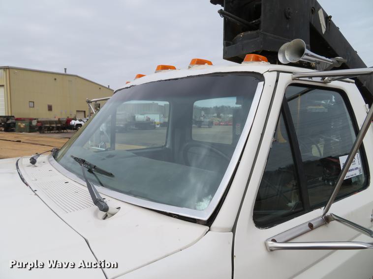 image for item DG3898 1992 Ford F700 flatbed truck with crane