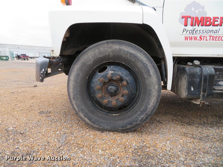 image for item DG3898 1992 Ford F700 flatbed truck with crane