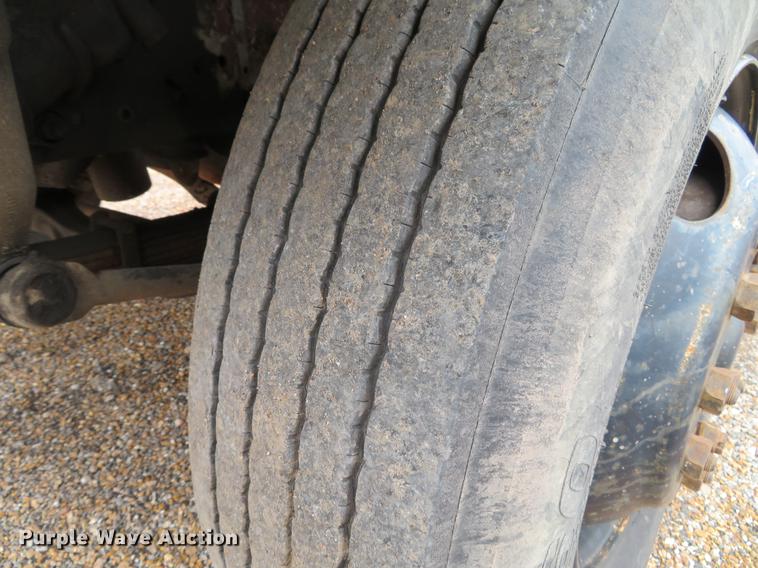 image for item DG3898 1992 Ford F700 flatbed truck with crane