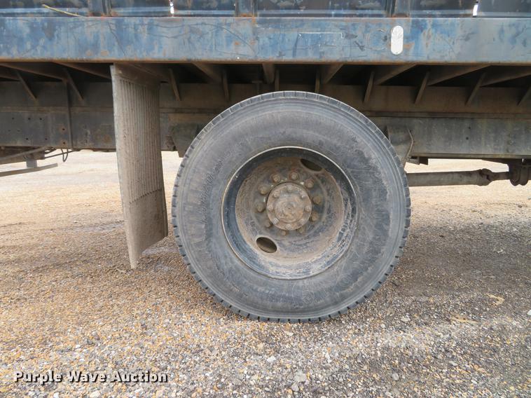 image for item DG3898 1992 Ford F700 flatbed truck with crane