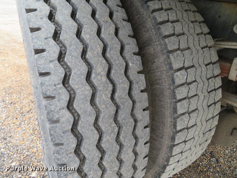 image for item DG3898 1992 Ford F700 flatbed truck with crane