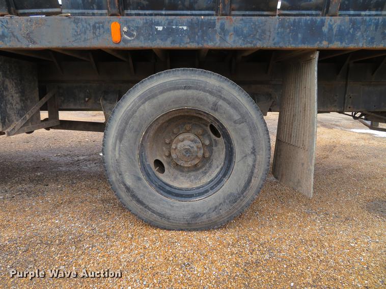 image for item DG3898 1992 Ford F700 flatbed truck with crane