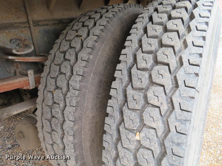 image for item DG3898 1992 Ford F700 flatbed truck with crane