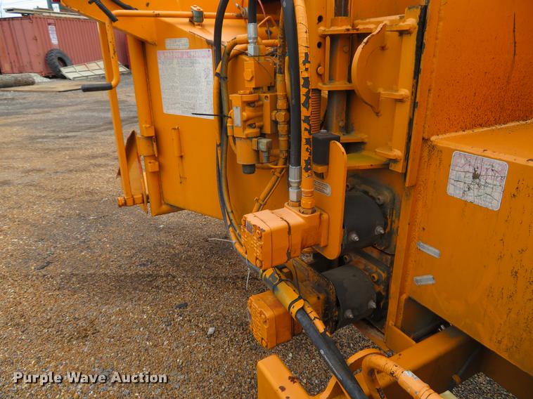 image for item DG3899 2007 Brush Bandit 200XP wood chipper