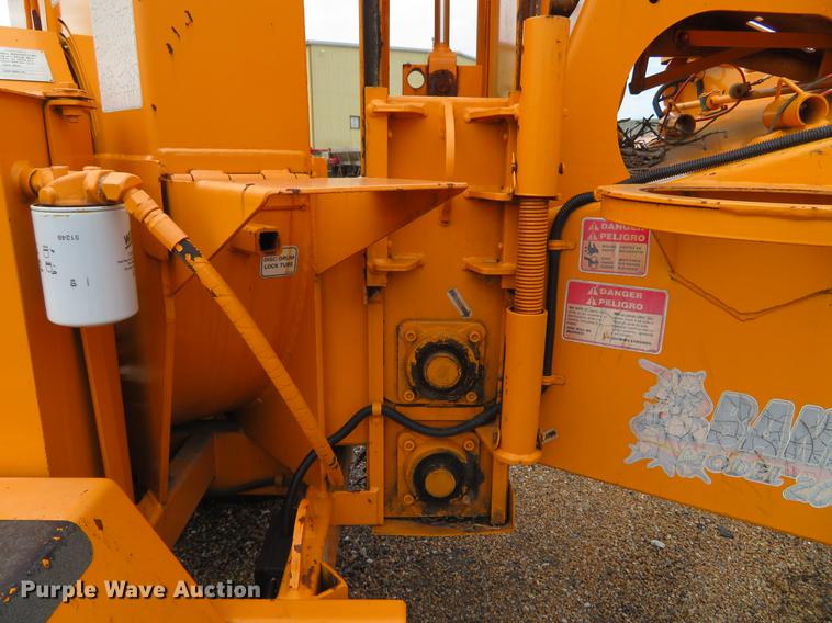 image for item DG3899 2007 Brush Bandit 200XP wood chipper