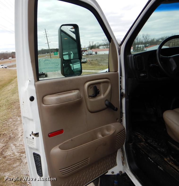 image for item DG3910 2003 GMC C5500 service truck with crane