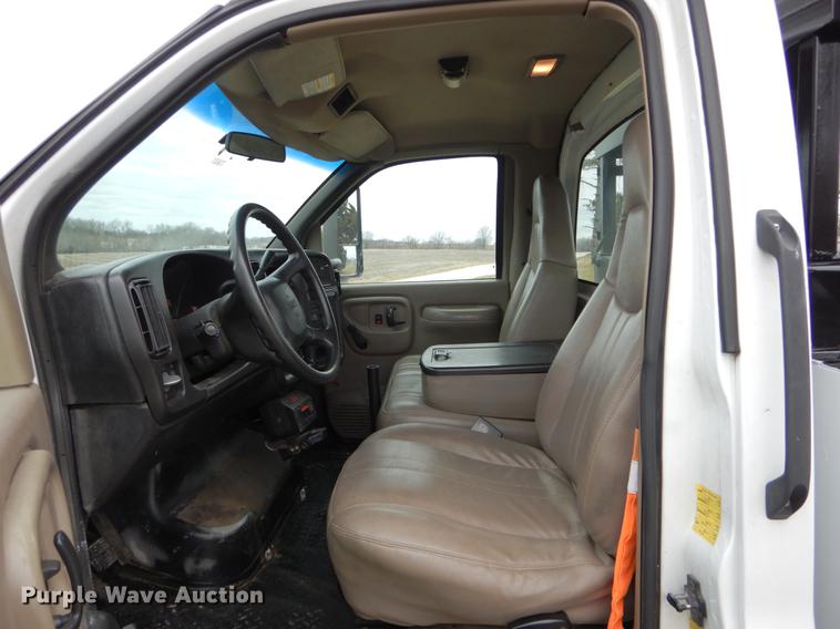 image for item DG3910 2003 GMC C5500 service truck with crane