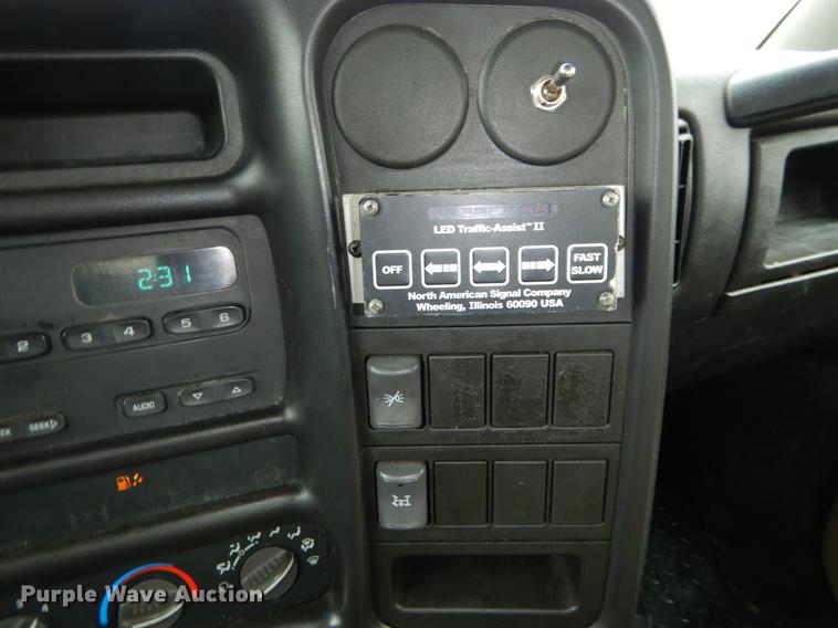 image for item DG3910 2003 GMC C5500 service truck with crane