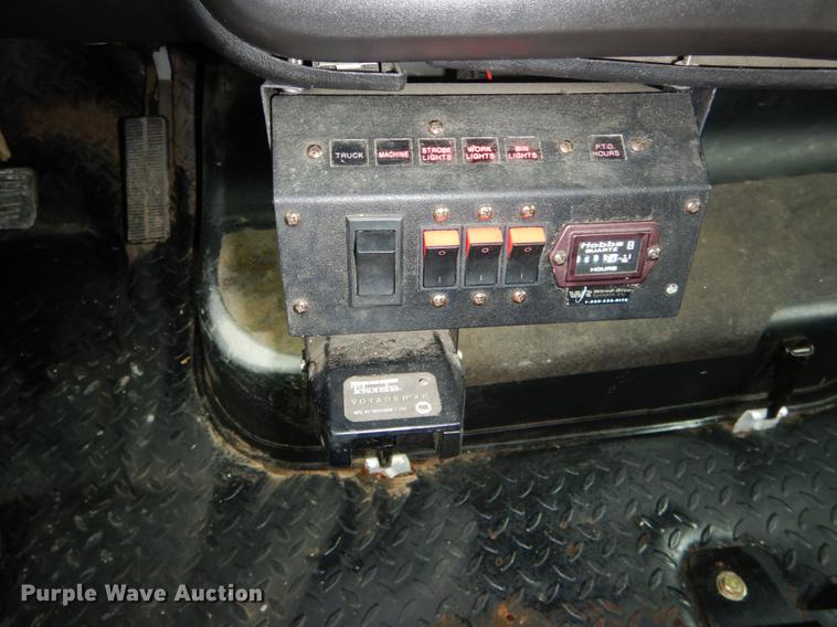 image for item DG3910 2003 GMC C5500 service truck with crane