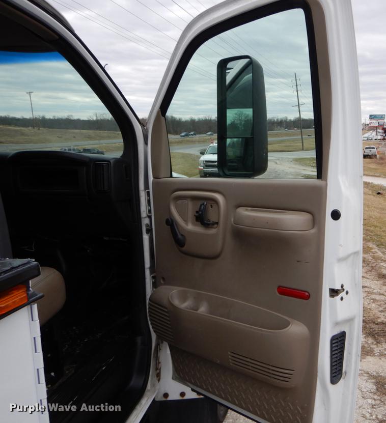 image for item DG3910 2003 GMC C5500 service truck with crane