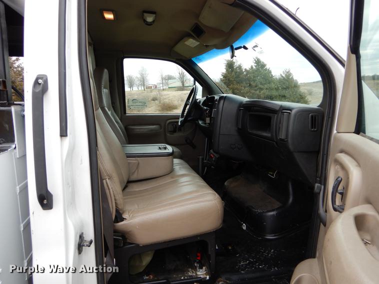 image for item DG3910 2003 GMC C5500 service truck with crane
