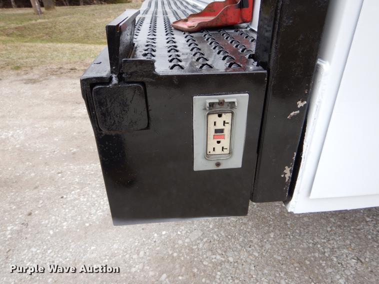 image for item DG3910 2003 GMC C5500 service truck with crane