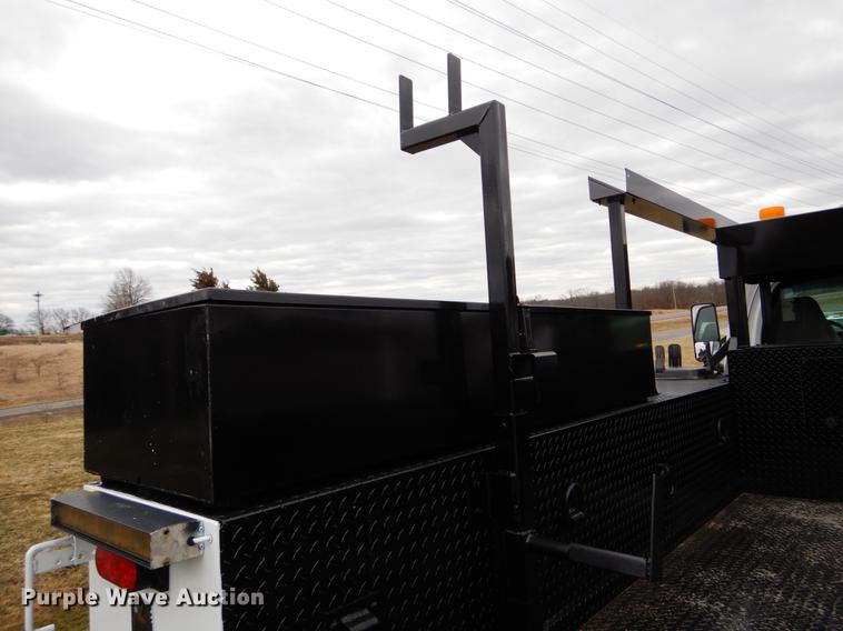 image for item DG3910 2003 GMC C5500 service truck with crane