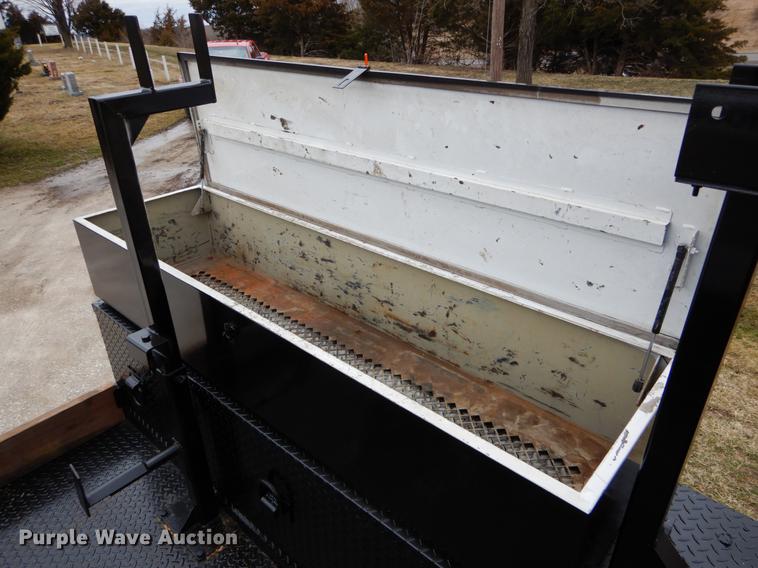 image for item DG3910 2003 GMC C5500 service truck with crane