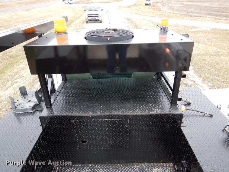 image for item DG3910 2003 GMC C5500 service truck with crane