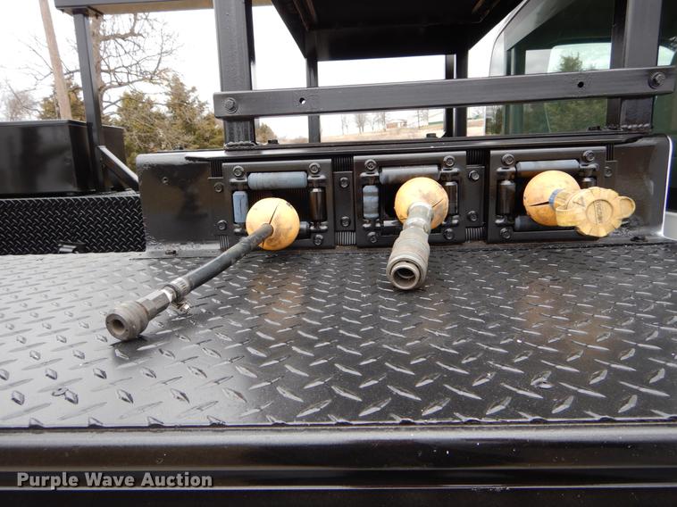 image for item DG3910 2003 GMC C5500 service truck with crane