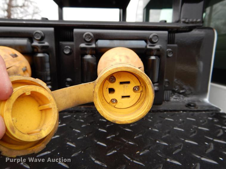 image for item DG3910 2003 GMC C5500 service truck with crane