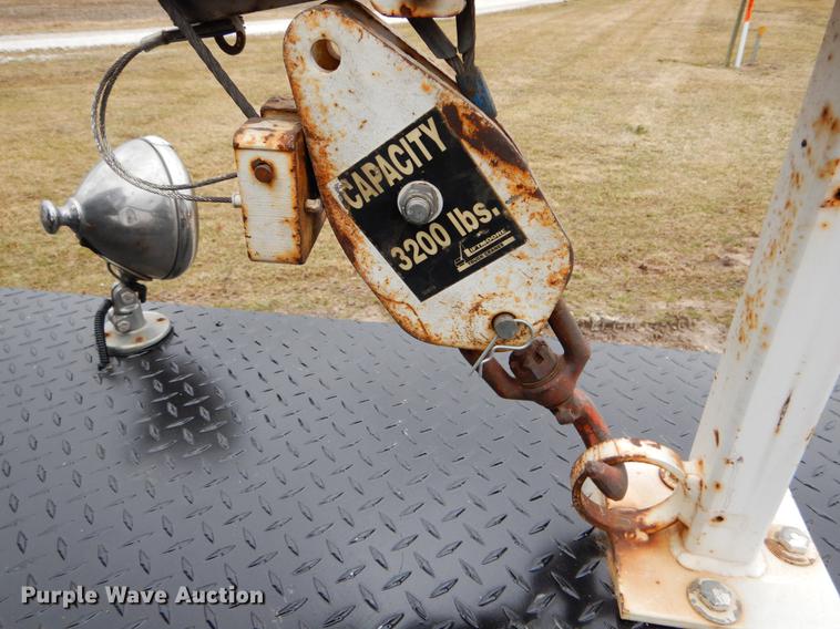 image for item DG3910 2003 GMC C5500 service truck with crane