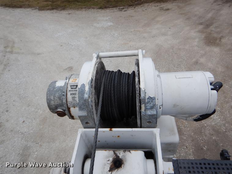 image for item DG3910 2003 GMC C5500 service truck with crane