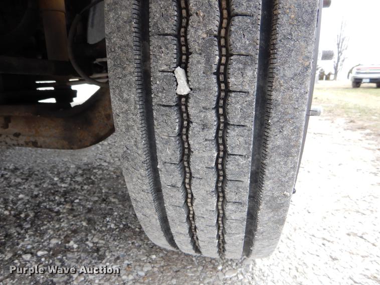 image for item DG3910 2003 GMC C5500 service truck with crane