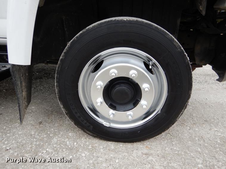 image for item DG3910 2003 GMC C5500 service truck with crane