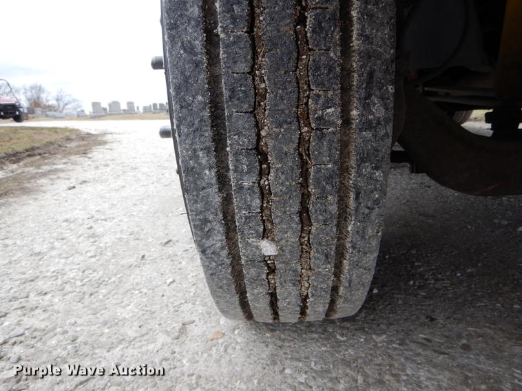 image for item DG3910 2003 GMC C5500 service truck with crane