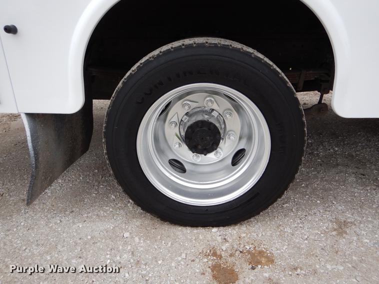 image for item DG3910 2003 GMC C5500 service truck with crane