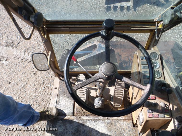 image for item EW9985 1985 Caterpillar 206 rubber tire excavator