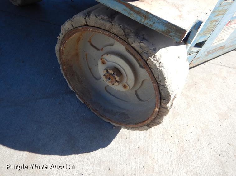 image for item EZ9791 2003 Genie GS-1930 scissor lift