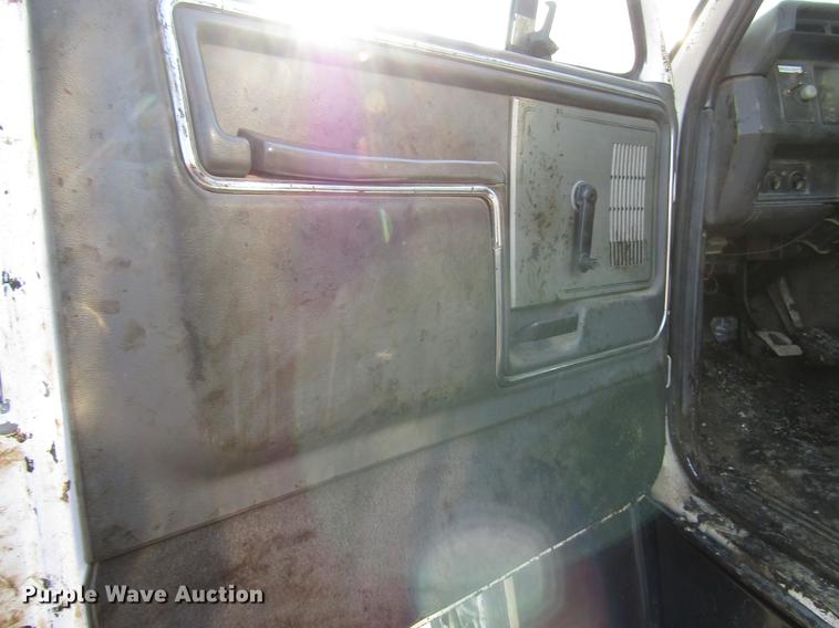 image for item FJ9626 1994 Ford F700 oil distributor truck