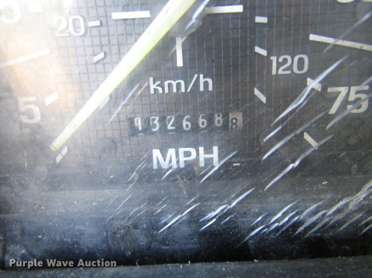 image for item FJ9626 1994 Ford F700 oil distributor truck