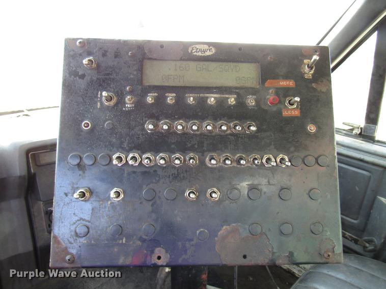 image for item FJ9626 1994 Ford F700 oil distributor truck