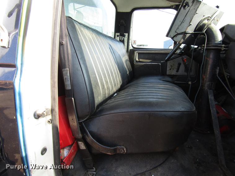 image for item FJ9626 1994 Ford F700 oil distributor truck