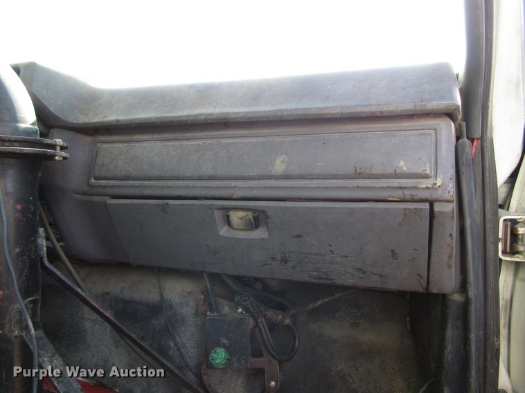 image for item FJ9626 1994 Ford F700 oil distributor truck