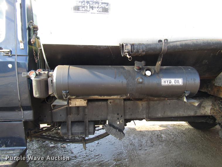 image for item FJ9626 1994 Ford F700 oil distributor truck