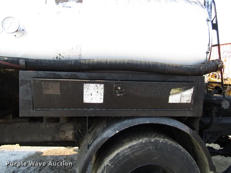 image for item FJ9626 1994 Ford F700 oil distributor truck